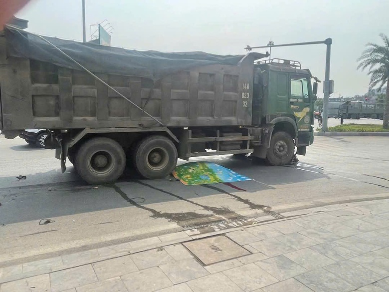 Quảng Ninh: Va chạm với xe tải tr&ecirc;n quốc lộ, người phụ nữ đi xe m&aacute;y tử vong- Ảnh 1.