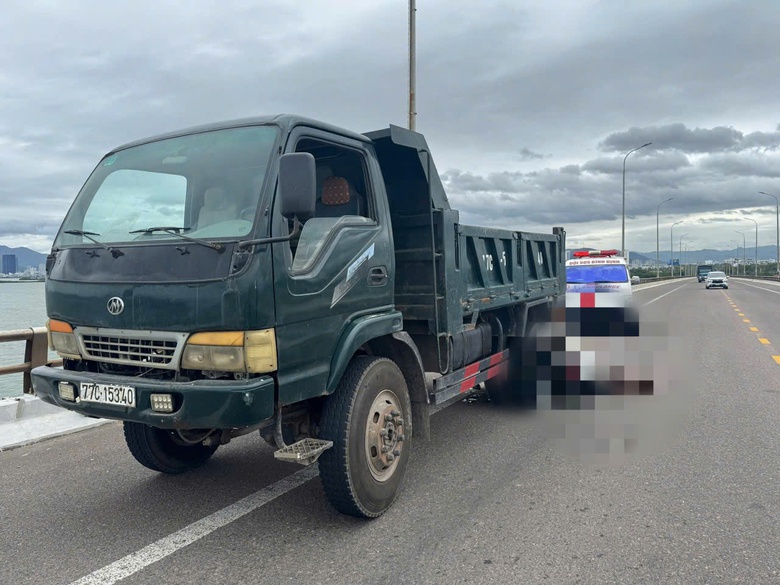 Va chạm đu&ocirc;i xe tải tr&ecirc;n cầu Thị Nại, người đ&agrave;n &ocirc;ng đi xe m&aacute;y tử vong- Ảnh 1.