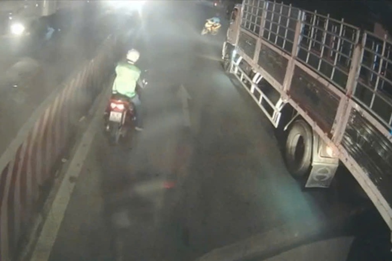 Vụ nam công nhân tông đuôi xe container tử vong: Nghi vấn nạn nhân bị truy đuổi- Ảnh 1. Vụ nam công nhân tông đuôi xe container tử vong: Nghi vấn nạn nhân bị truy đuổi- Ảnh 1.