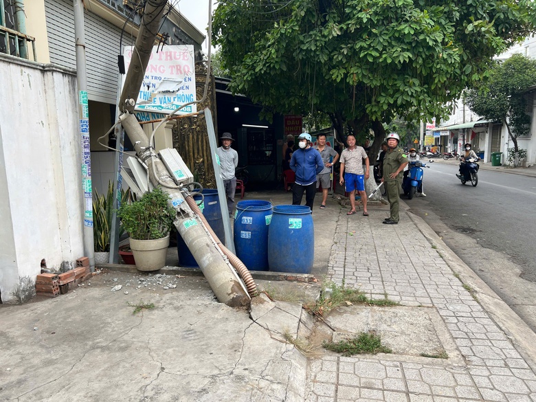 Xe ben tụt dốc từ c&acirc;y xăng ra đường, h&uacute;c đổ cột điện- Ảnh 2.