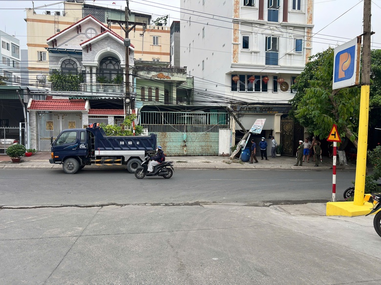 Xe ben tụt dốc từ c&acirc;y xăng ra đường, h&uacute;c đổ cột điện- Ảnh 1.