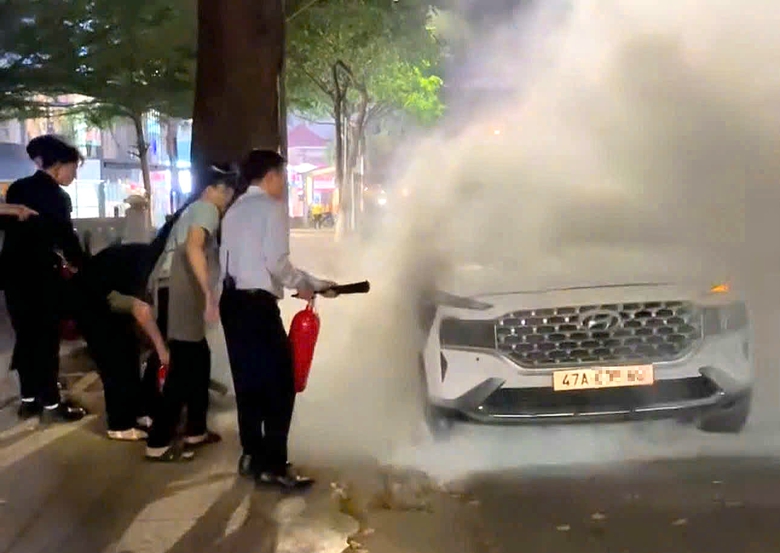Xế hộp đang đậu b&ecirc;n đường bỗng nhi&ecirc;n bốc ch&aacute;y- Ảnh 1.