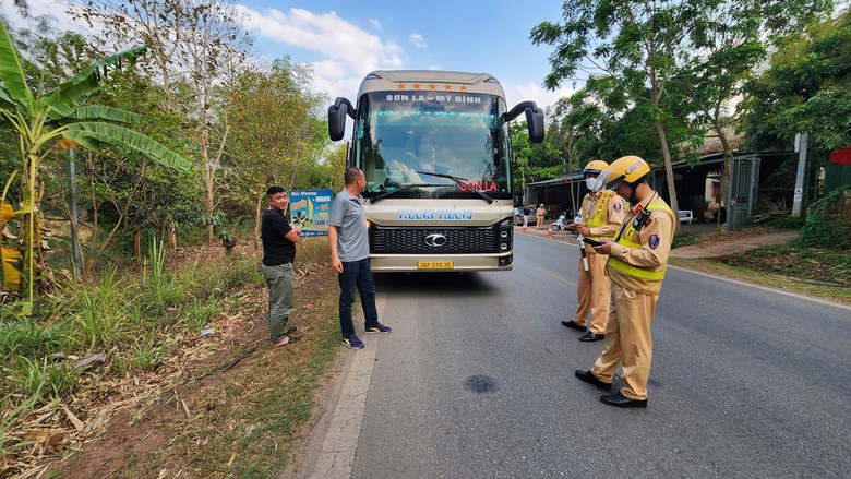 CSGT Sơn La l&agrave;m g&igrave; để ngăn tai nạn giao th&ocirc;ng gia tăng?- Ảnh 2.