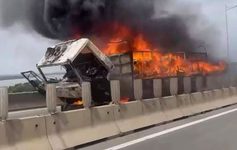 Chiếc xe tải bị ngọn lửa thi&ecirc;u rụi.