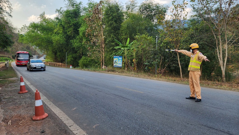 CSGT Sơn La l&agrave;m g&igrave; để ngăn tai nạn giao th&ocirc;ng gia tăng?- Ảnh 1.