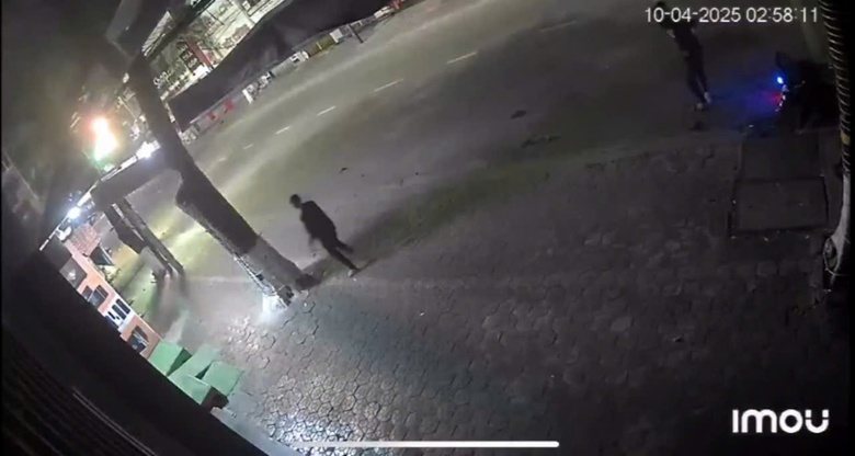 H&eacute; lộ nguy&ecirc;n nh&acirc;n nh&oacute;m đối tượng ch&eacute;m nhau giữa phố, 1 thiếu ni&ecirc;n tử vong- Ảnh 1.