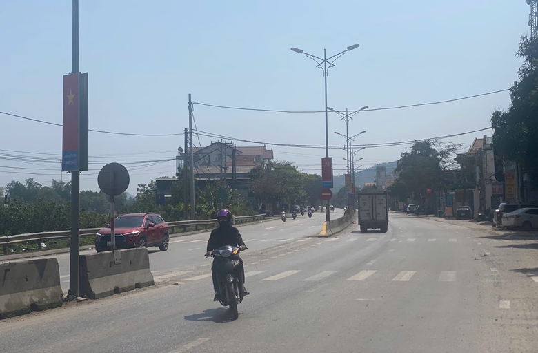 Nghệ An: Dân cản trở đóng điểm mở dải phân cách trên QL1, tai nạn rình rập- Ảnh 1. Nghệ An: Dân cản trở đóng điểm mở dải phân cách trên QL1, tai nạn rình rập- Ảnh 1.