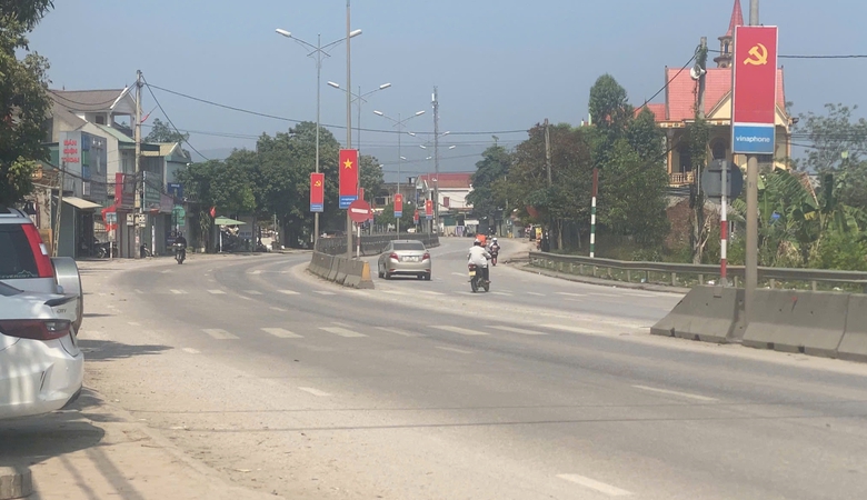 Nghệ An: Dân cản trở đóng điểm mở dải phân cách trên QL1, tai nạn rình rập- Ảnh 2. Nghệ An: Dân cản trở đóng điểm mở dải phân cách trên QL1, tai nạn rình rập- Ảnh 2.