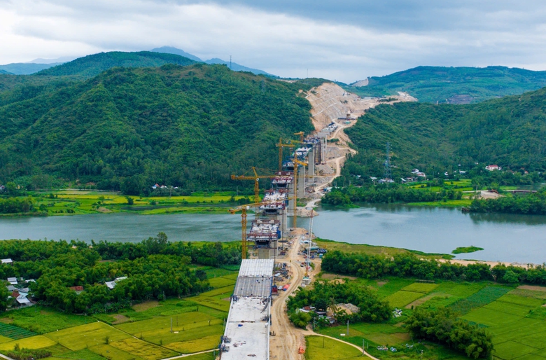 Đẩy tiến độ thi c&ocirc;ng cầu d&agrave;i nhất cao tốc Quy Nhơn - Ch&iacute; Thạnh- Ảnh 8.