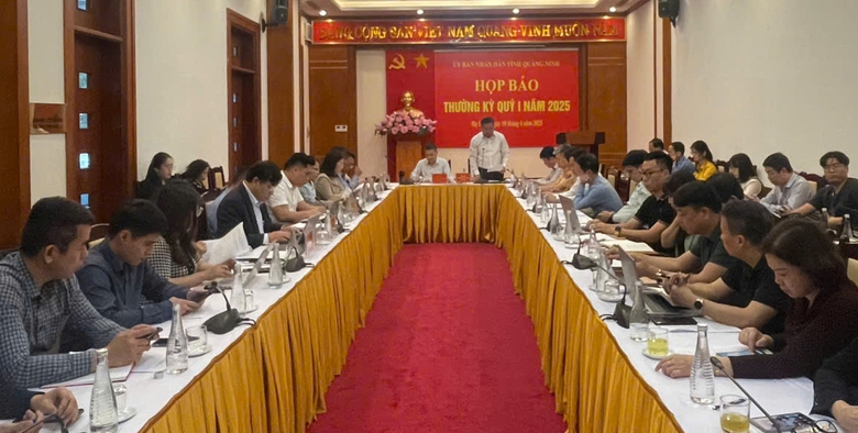 Quảng Ninh xử phạt 50 tỷ vi phạm giao thông trong 3 tháng
- Ảnh 1. Quảng Ninh xử phạt 50 tỷ vi phạm giao thông trong 3 tháng
- Ảnh 1.