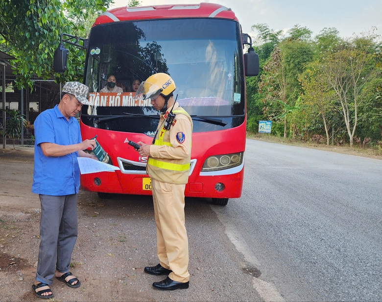 CSGT Sơn La l&agrave;m g&igrave; để ngăn tai nạn giao th&ocirc;ng gia tăng?- Ảnh 4.