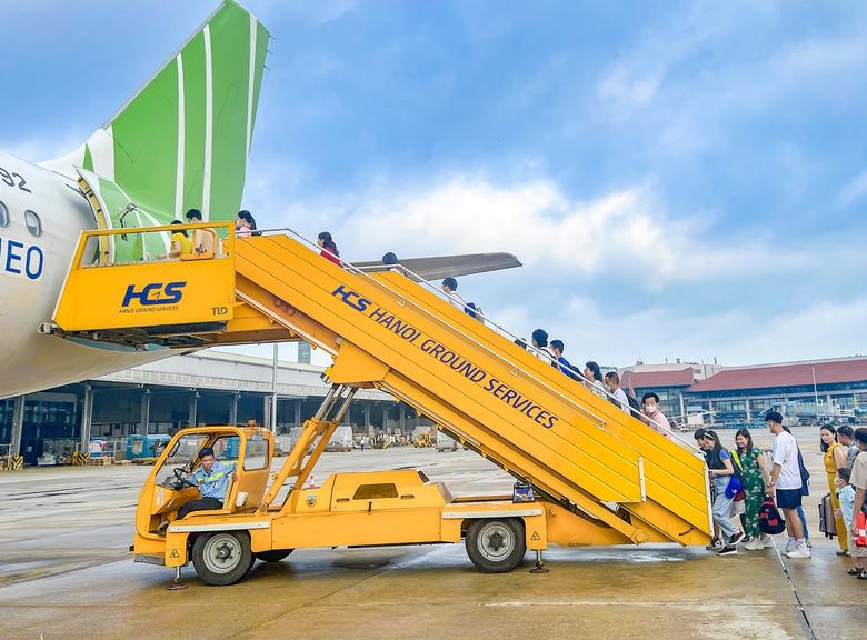  V&eacute; m&aacute;y bay dịp lễ 30/4 đang "cạn" rất nhanh- Ảnh 1.