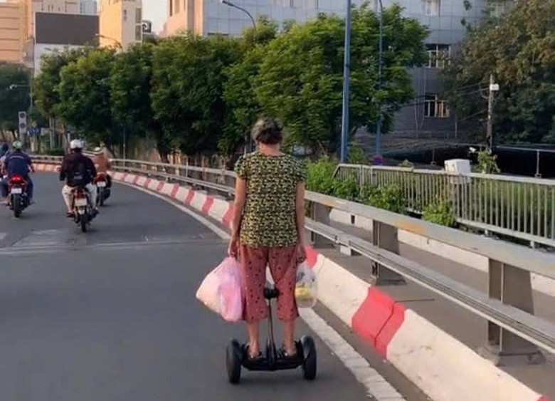 Cụ b&agrave; U60 bị phạt v&igrave; đi xe điện c&acirc;n bằng tr&ecirc;n cầu Kh&aacute;nh Hội- Ảnh 1.