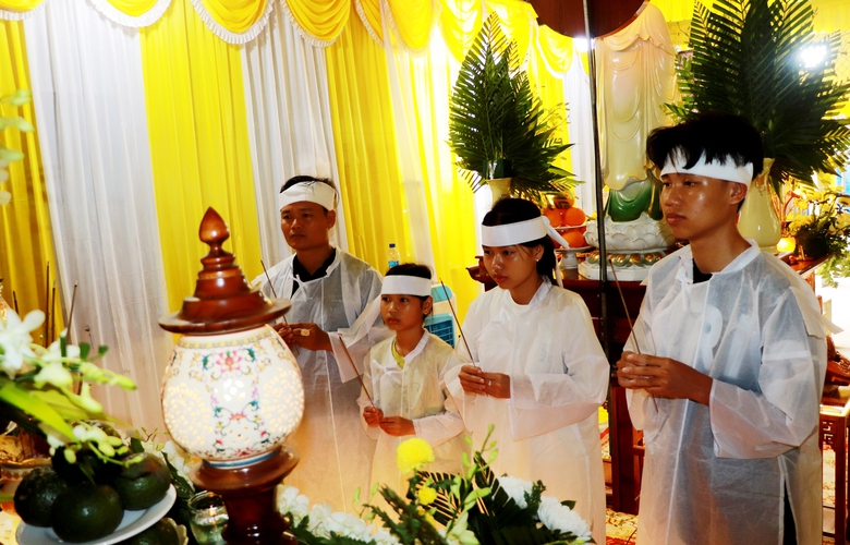 Lật xe kh&aacute;ch, một người tử vong: Dang dở lời hứa về thăm c&aacute;c con- Ảnh 1.