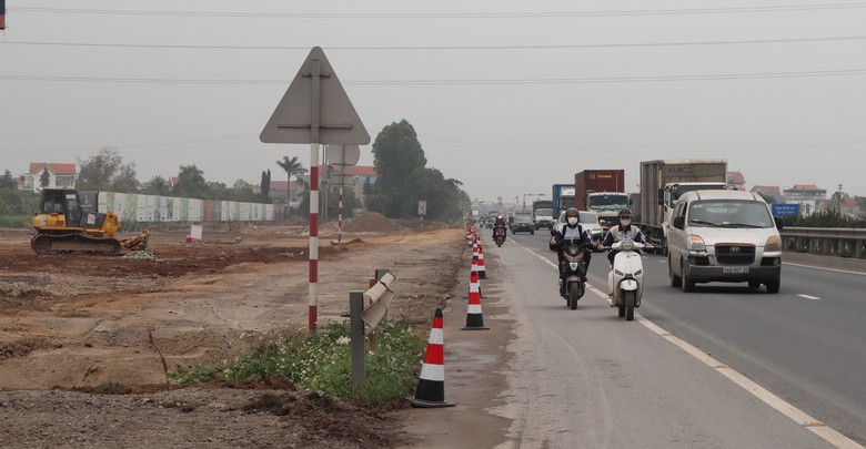 Rào tôn trên quốc lộ 5 qua Hải Dương đã được tháo dỡ- Ảnh 1. Rào tôn trên quốc lộ 5 qua Hải Dương đã được tháo dỡ- Ảnh 1.