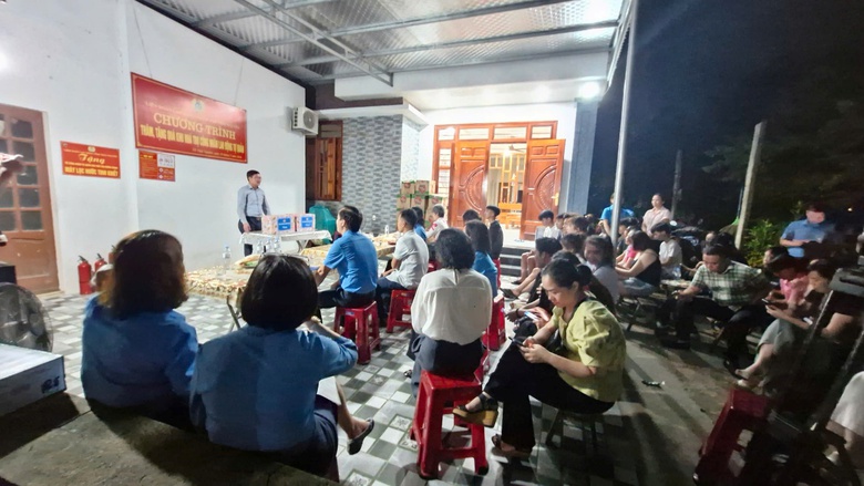 A group of people sitting in chairs  Description automatically generated