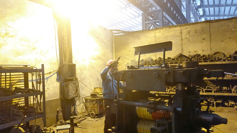 A person working in a factory  Description automatically generated