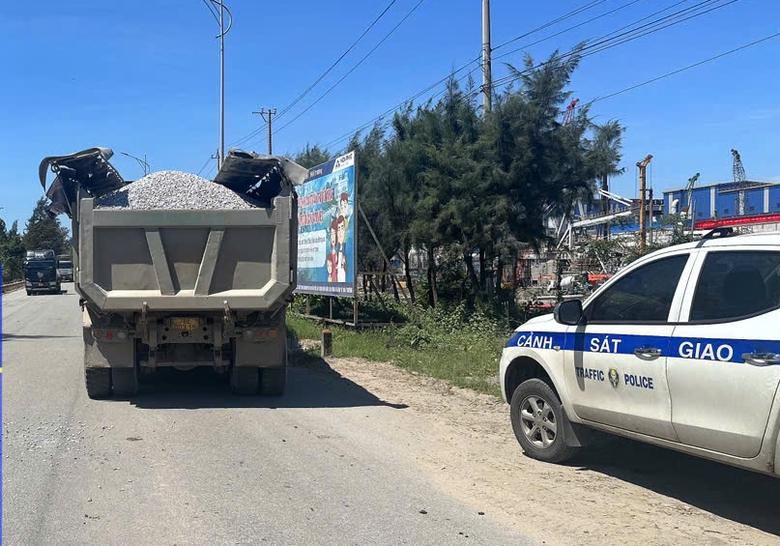 Xe quá tải lén lút hoạt động, CSGT Quảng Ngãi dàn trận bắt gọn- Ảnh 4. Xe quá tải lén lút hoạt động, CSGT Quảng Ngãi dàn trận bắt gọn- Ảnh 4.
