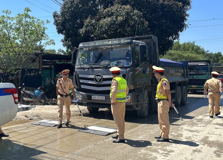 Xe quá tải lén lút hoạt động, CSGT Quảng Ngãi dàn trận bắt gọn- Ảnh 2. Xe quá tải lén lút hoạt động, CSGT Quảng Ngãi dàn trận bắt gọn- Ảnh 2.