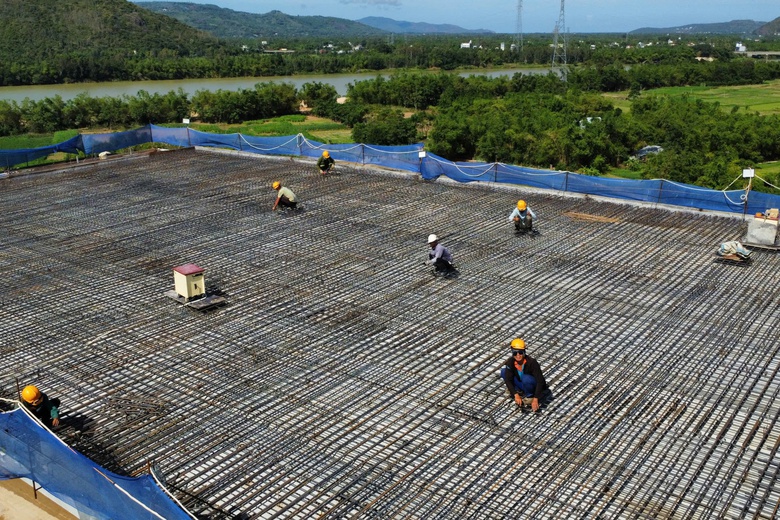 Đẩy tiến độ thi c&ocirc;ng cầu d&agrave;i nhất cao tốc Quy Nhơn - Ch&iacute; Thạnh- Ảnh 3.