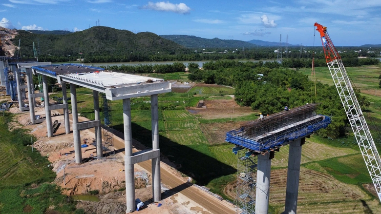 Đẩy tiến độ thi c&ocirc;ng cầu d&agrave;i nhất cao tốc Quy Nhơn - Ch&iacute; Thạnh- Ảnh 7.