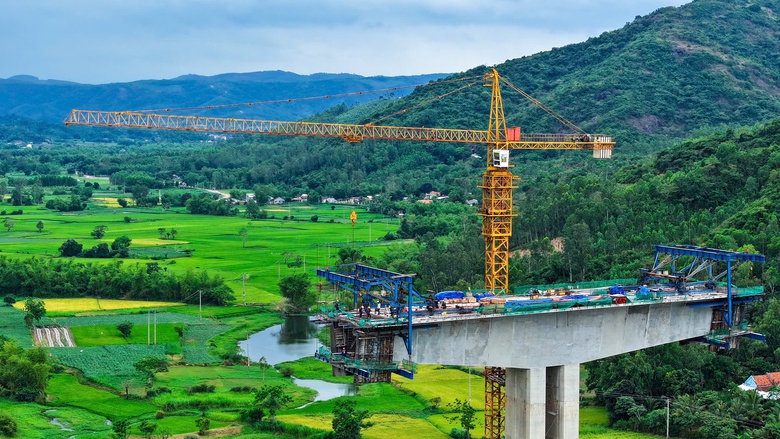 Đẩy tiến độ thi c&ocirc;ng cầu d&agrave;i nhất cao tốc Quy Nhơn - Ch&iacute; Thạnh- Ảnh 5.