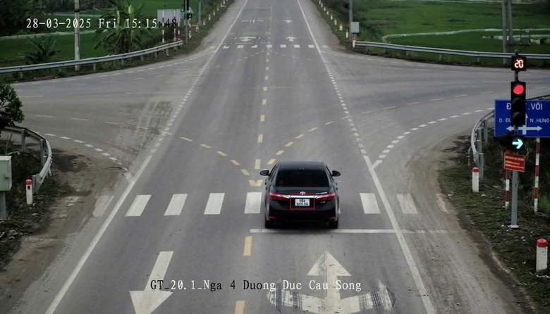 Mỗi tuần vẫn có hàng trăm xe vượt đèn đỏ tại Bắc Giang- Ảnh 1. Mỗi tuần vẫn có hàng trăm xe vượt đèn đỏ tại Bắc Giang- Ảnh 1.