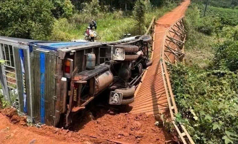 Hiện trường vụ tai nạn l&agrave;m sập cầu d&acirc;n sinh.