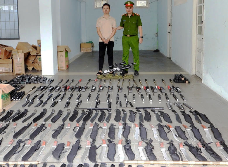 Triệt ph&aacute; đường d&acirc;y l&agrave;m giả con dấu, t&agrave;i liệu v&agrave; mua b&aacute;n vũ kh&iacute; th&ocirc; sơ quy m&ocirc; lớn- Ảnh 2.