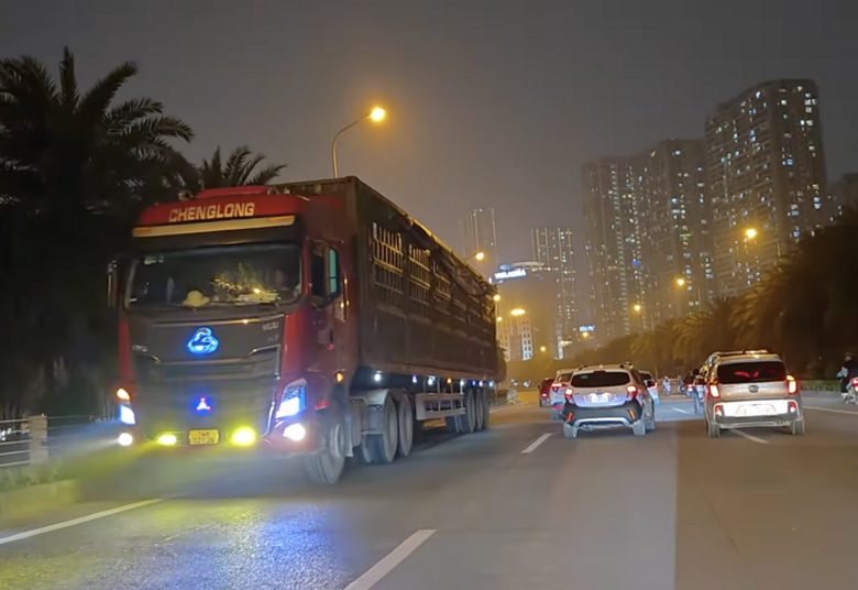 H&agrave; Nội: &Ocirc; t&ocirc; đầu k&eacute;o ngang nhi&ecirc;n quay đầu, đi ngược chiều giữa phố- Ảnh 2.