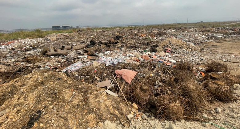 Quảng Ninh: Chất thải chất đống ở khu đô thị mới ven vịnh Cửa Lục- Ảnh 5. Quảng Ninh: Chất thải chất đống ở khu đô thị mới ven vịnh Cửa Lục- Ảnh 5.