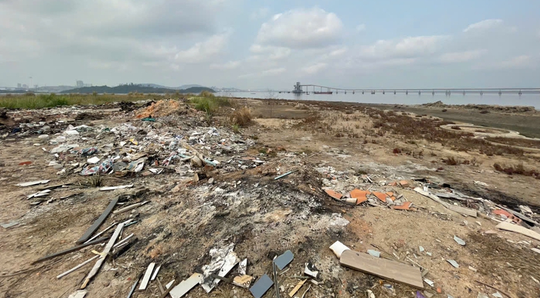 Quảng Ninh: Chất thải chất đống ở khu đô thị mới ven vịnh Cửa Lục- Ảnh 1. Quảng Ninh: Chất thải chất đống ở khu đô thị mới ven vịnh Cửa Lục- Ảnh 1.