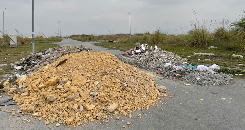 Quảng Ninh: Chất thải chất đống ở khu đô thị mới ven vịnh Cửa Lục- Ảnh 2. Quảng Ninh: Chất thải chất đống ở khu đô thị mới ven vịnh Cửa Lục- Ảnh 2.