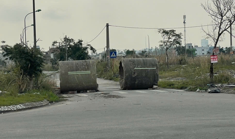 Quảng Ninh: Chất thải chất đống ở khu đô thị mới ven vịnh Cửa Lục- Ảnh 6. Quảng Ninh: Chất thải chất đống ở khu đô thị mới ven vịnh Cửa Lục- Ảnh 6.