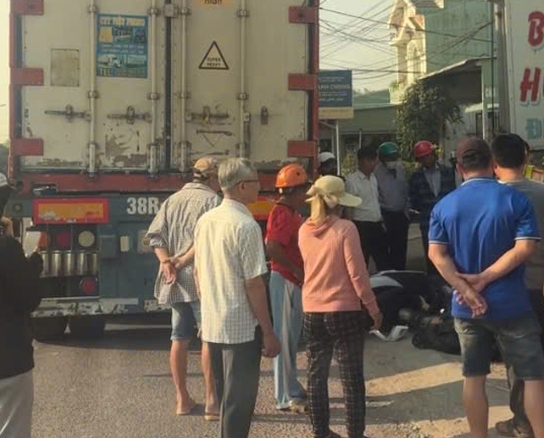 T&ocirc;ng v&agrave;o đu&ocirc;i xe đầu k&eacute;o dừng tr&ecirc;n quốc lộ 1, nam thanh ni&ecirc;n tử vong tại chỗ- Ảnh 1.