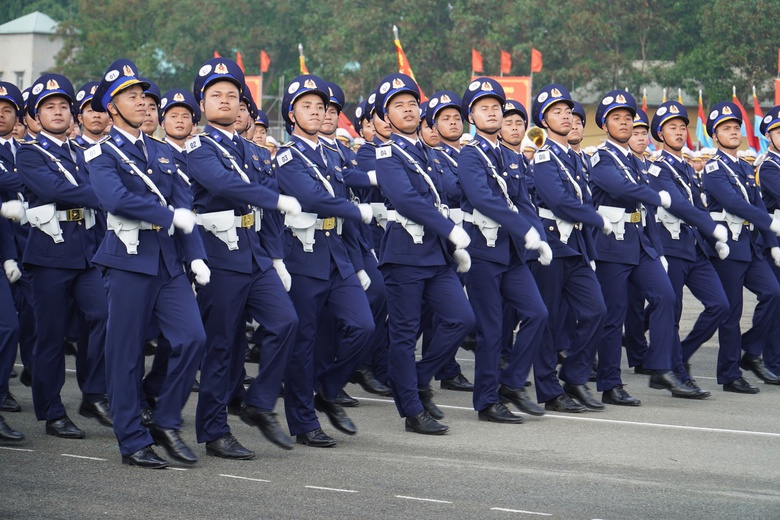 13.000 người hợp luyện diễu binh ch&agrave;o mừng 30/4 tại s&acirc;n bay Bi&ecirc;n H&ograve;a- Ảnh 10.