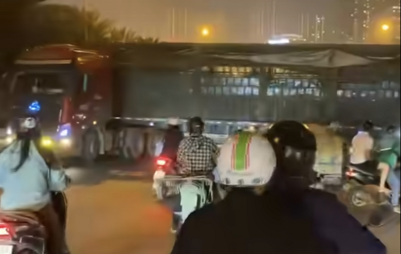 H&agrave; Nội: &Ocirc; t&ocirc; đầu k&eacute;o ngang nhi&ecirc;n quay đầu, đi ngược chiều giữa phố- Ảnh 1.