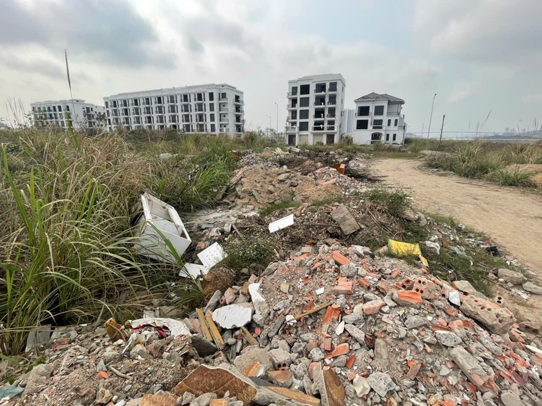 Quảng Ninh: Chất thải chất đống ở khu đô thị mới ven vịnh Cửa Lục- Ảnh 3. Quảng Ninh: Chất thải chất đống ở khu đô thị mới ven vịnh Cửa Lục- Ảnh 3.