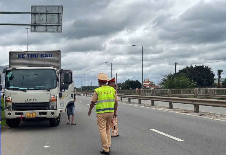 Chở quá tải 117%, chủ xe bị phạt hàng chục triệu đồng, trừ gần hết điểm GPLX- Ảnh 1. Chở quá tải 117%, chủ xe bị phạt hàng chục triệu đồng, trừ gần hết điểm GPLX- Ảnh 1.