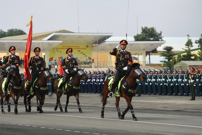 13.000 người hợp luyện diễu binh ch&agrave;o mừng 30/4 tại s&acirc;n bay Bi&ecirc;n H&ograve;a- Ảnh 14.