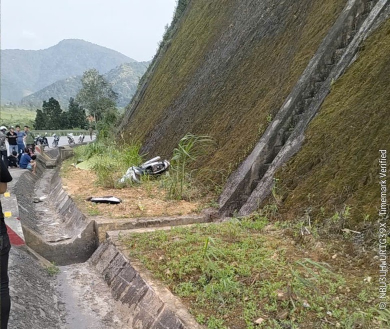 Người đ&agrave;n &ocirc;ng tử vong cạnh xe m&aacute;y tr&ecirc;n quốc lộ qua H&agrave; Tĩnh- Ảnh 1.