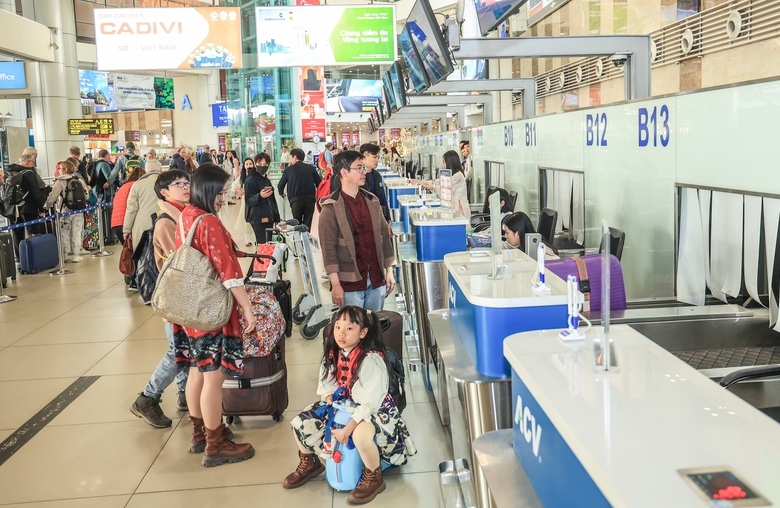 Gần 21 triệu kh&aacute;ch qua cảng h&agrave;ng kh&ocirc;ng trong 3 th&aacute;ng đầu năm- Ảnh 1.