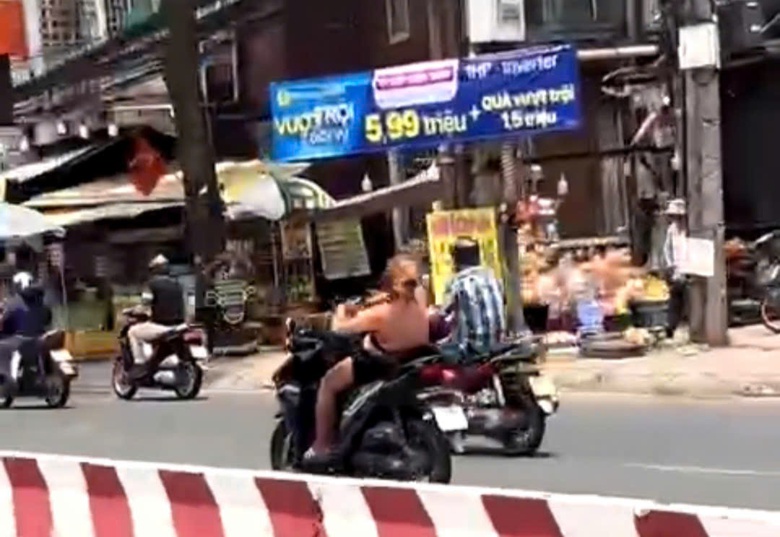 C&ocirc; g&aacute;i đi xe m&aacute;y kh&ocirc;ng mũ bảo hiểm, bu&ocirc;ng 2 tay xuất tr&igrave;nh giấy x&aacute;c nhận t&acirc;m thần với CSGT- Ảnh 2.