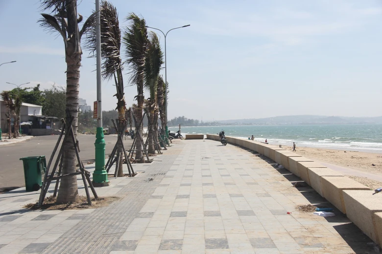 Ngắm c&ocirc;ng vi&ecirc;n biển Thương Ch&aacute;nh, nơi B&aacute;c Hồ từng đưa học sinh đến v&atilde;n cảnh- Ảnh 4.