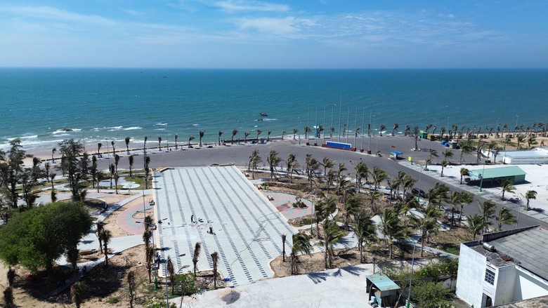 Ngắm c&ocirc;ng vi&ecirc;n biển Thương Ch&aacute;nh, nơi B&aacute;c Hồ từng đưa học sinh đến v&atilde;n cảnh- Ảnh 1.