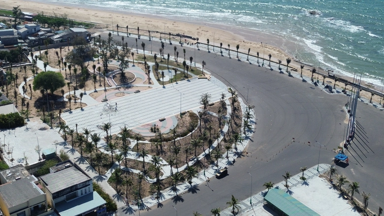 Ngắm c&ocirc;ng vi&ecirc;n biển Thương Ch&aacute;nh, nơi B&aacute;c Hồ từng đưa học sinh đến v&atilde;n cảnh- Ảnh 8.