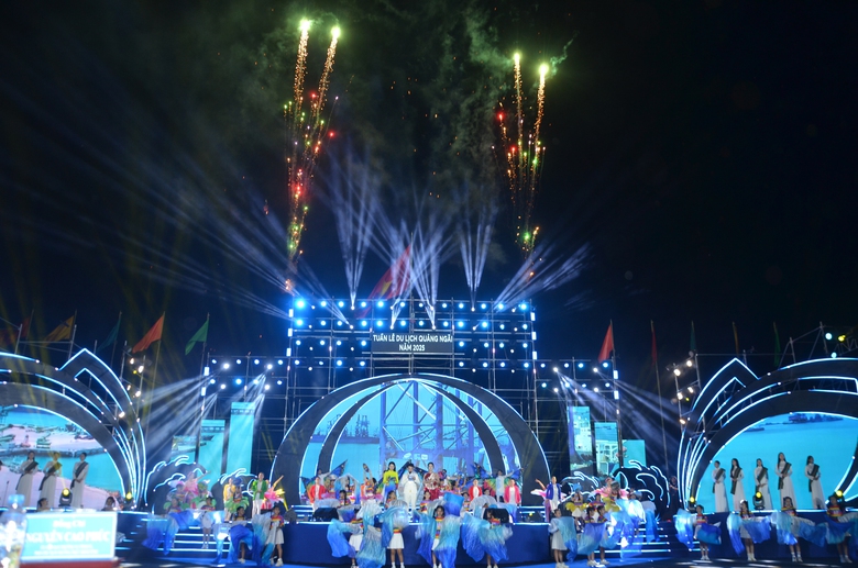 Nghìn người dự lễ khai mạc Tuần lễ Du lịch Quảng Ngãi- Ảnh 1. Nghìn người dự lễ khai mạc Tuần lễ Du lịch Quảng Ngãi- Ảnh 1.