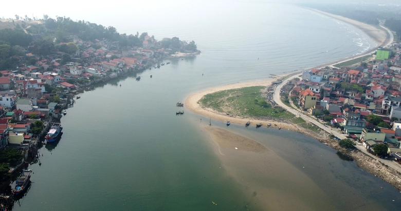 Nạo v&eacute;t, khơi luồng cảng c&aacute; Lạch Bạng sau nhiều năm bồi lắng- Ảnh 1.