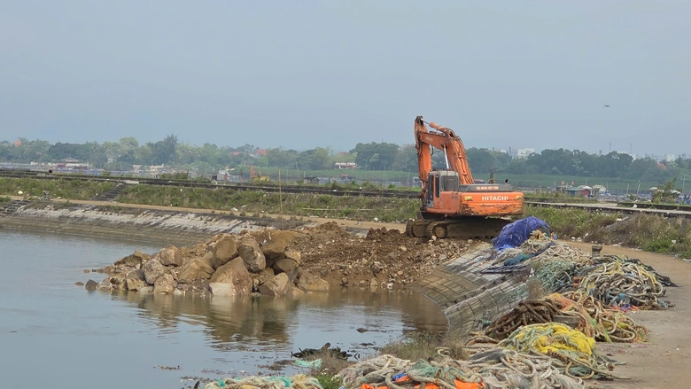 Nạo v&eacute;t, khơi luồng cảng c&aacute; Lạch Bạng sau nhiều năm bồi lắng- Ảnh 3.