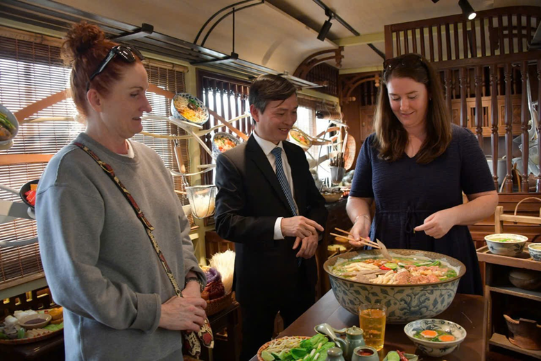 Đại sứ quốc tế kh&aacute;m ph&aacute; H&agrave; Nội xưa qua &ldquo;Tuyến t&agrave;u điện số 6&rdquo;- Ảnh 2.